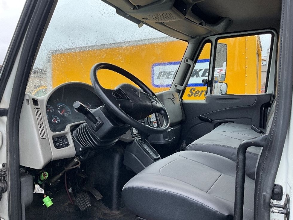 Medium Duty Box Truck-Light and Medium Duty Trucks-International-2019-4300-Portland-OR-195,700\n\t\tmiles-$ 39,500 - Image 21
