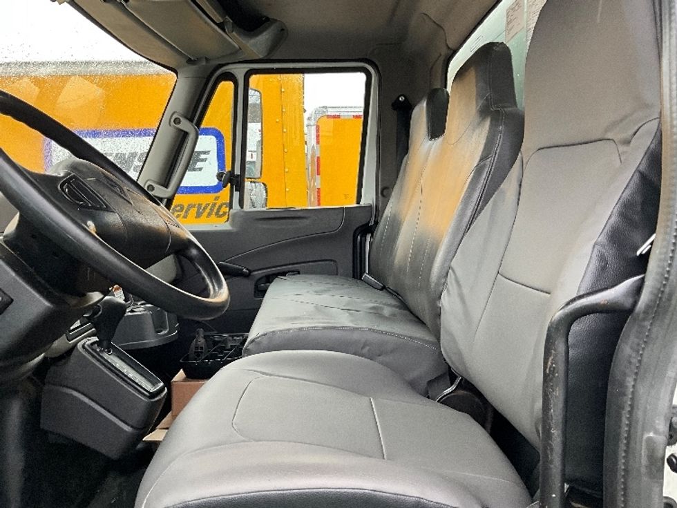 Medium Duty Box Truck-Light and Medium Duty Trucks-International-2019-4300-Portland-OR-195,700\n\t\tmiles-$ 39,500 - Image 22