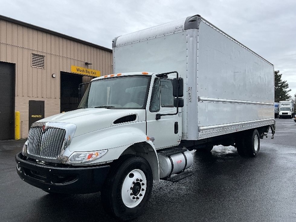 Medium Duty Box Truck-Light and Medium Duty Trucks-International-2019-4300-Portland-OR-195,700\n\t\tmiles-$ 39,500 - Image 3