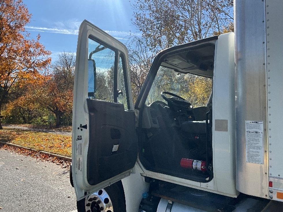 Medium Duty Box Truck-Light and Medium Duty Trucks-International-2019-4300-Reading-PA-285,965\n\t\tmiles-$ 28,000 - Image 16