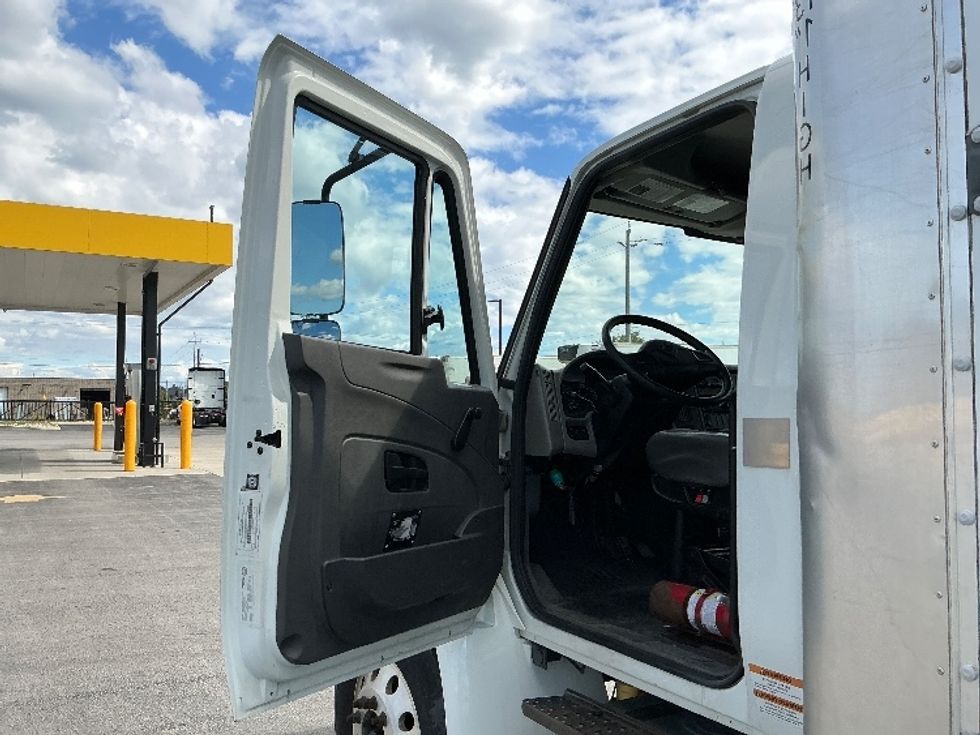 Medium Duty Box Truck-Light and Medium Duty Trucks-International-2019-4300-Stoney Creek-ON-294,697\n\t\tkm-$ 57,500 - Image 16