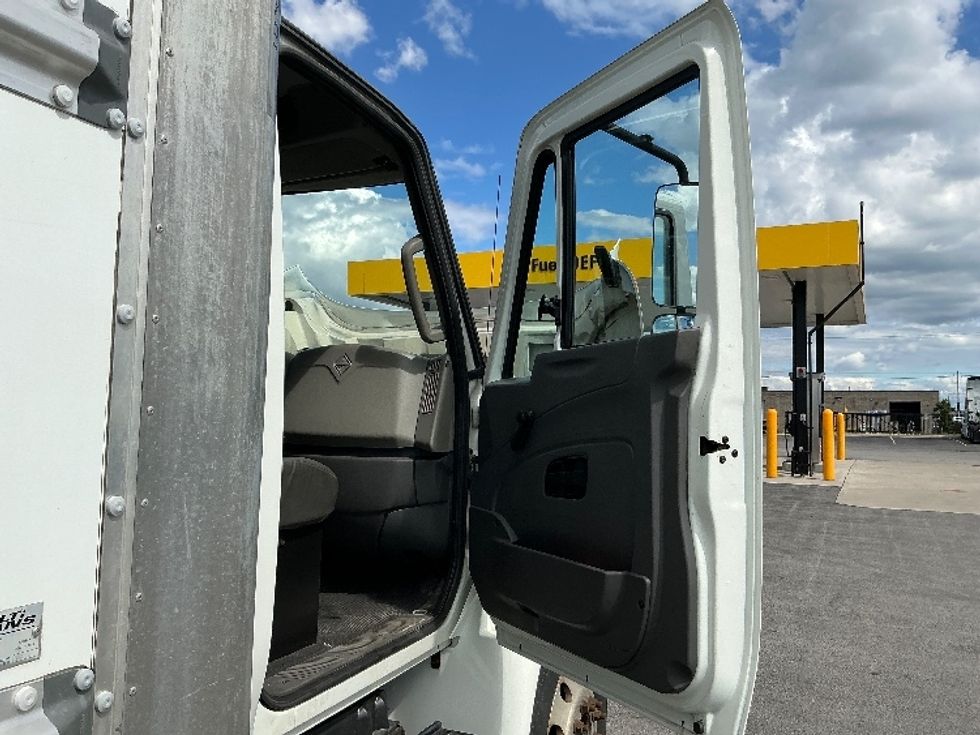 Medium Duty Box Truck-Light and Medium Duty Trucks-International-2019-4300-Stoney Creek-ON-294,697\n\t\tkm-$ 57,500 - Image 20