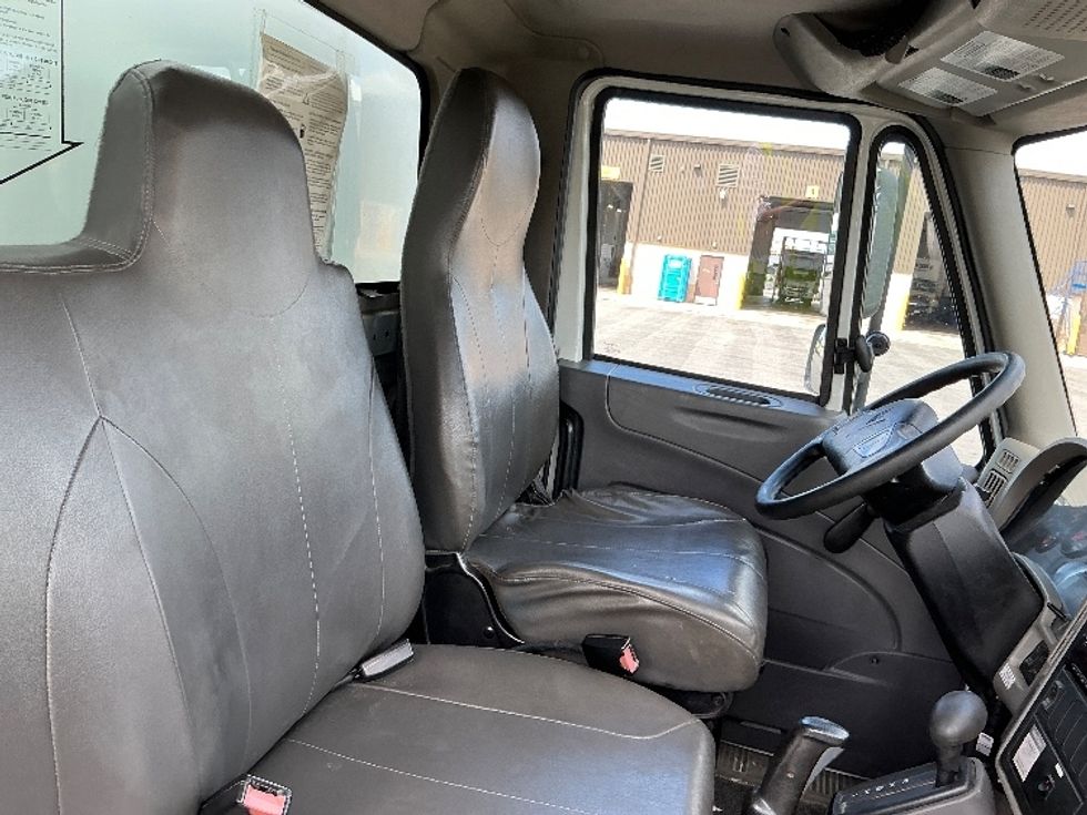 Medium Duty Box Truck-Light and Medium Duty Trucks-International-2019-4300-Stoney Creek-ON-294,697\n\t\tkm-$ 57,500 - Image 22