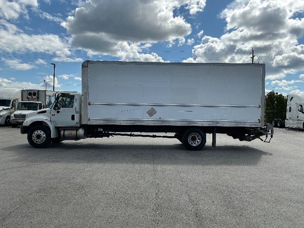 Medium Duty Box Truck-Light and Medium Duty Trucks-International-2019-4300-Stoney Creek-ON-294,697\n\t\tkm-$ 57,500 - Image 4
