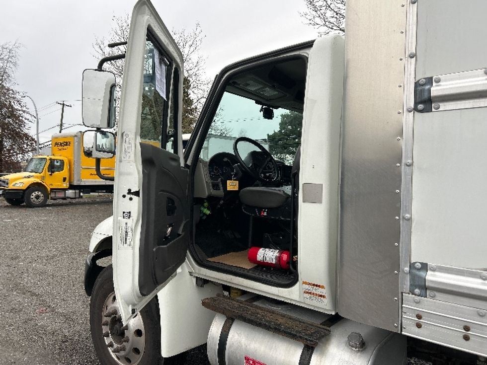 Medium Duty Box Truck-Light and Medium Duty Trucks-International-2019-4300-Surrey-BC-197,964\n\t\tkm-$ 66,500 - Image 16