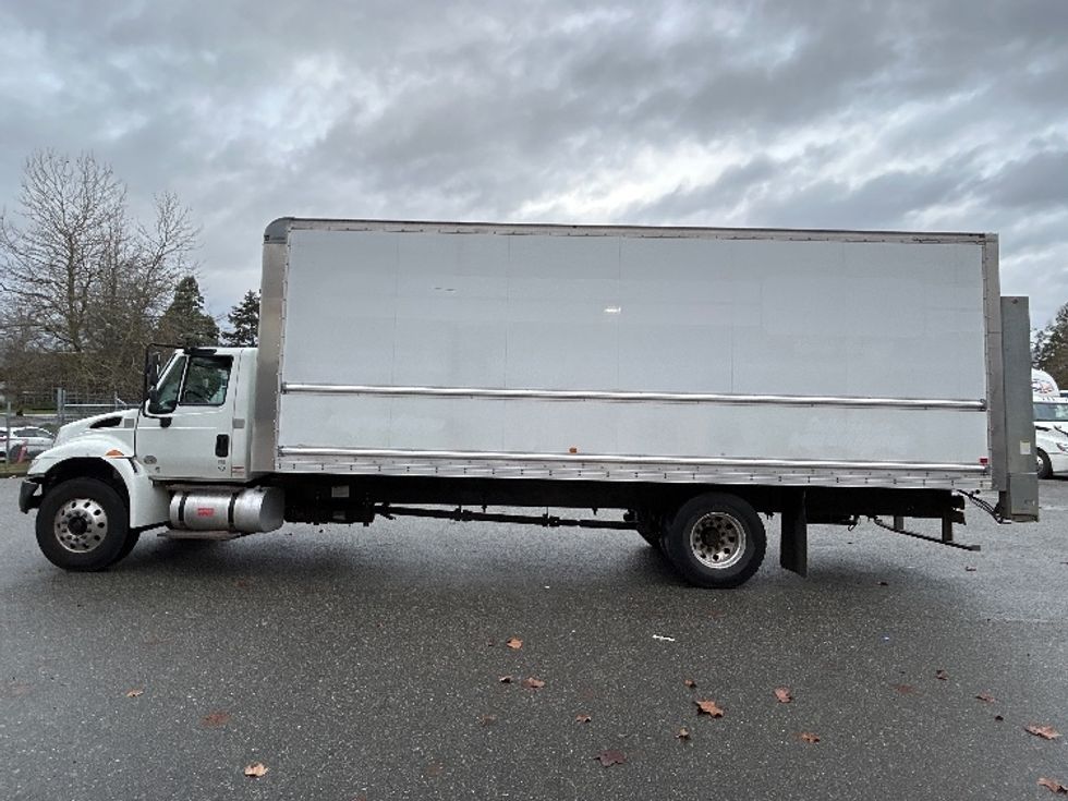 Medium Duty Box Truck-Light and Medium Duty Trucks-International-2019-4300-Surrey-BC-197,964\n\t\tkm-$ 66,500 - Image 4