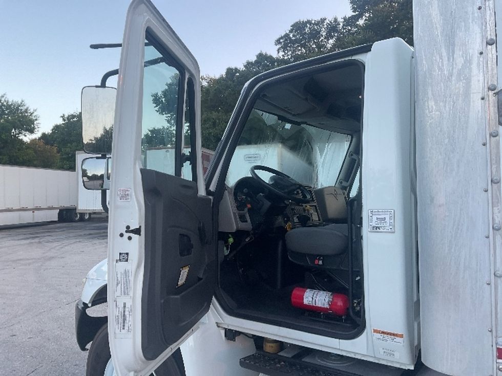 Medium Duty Box Truck-Light and Medium Duty Trucks-International-2019-4300-Tampa-FL-166,568\n\t\tmiles-$ 48,000 - Image 16