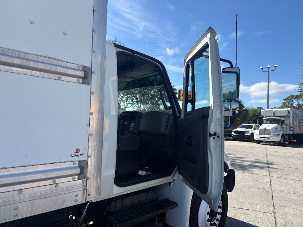 Medium Duty Box Truck-Light and Medium Duty Trucks-International-2019-4300-Tampa-FL-266,779\n\t\tmiles-$ 29,250 - Image 20