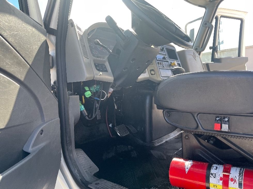 Medium Duty Box Truck-Light and Medium Duty Trucks-International-2019-4300-Tampa-FL-97,791\n\t\tmiles-$ 54,750 - Image 17