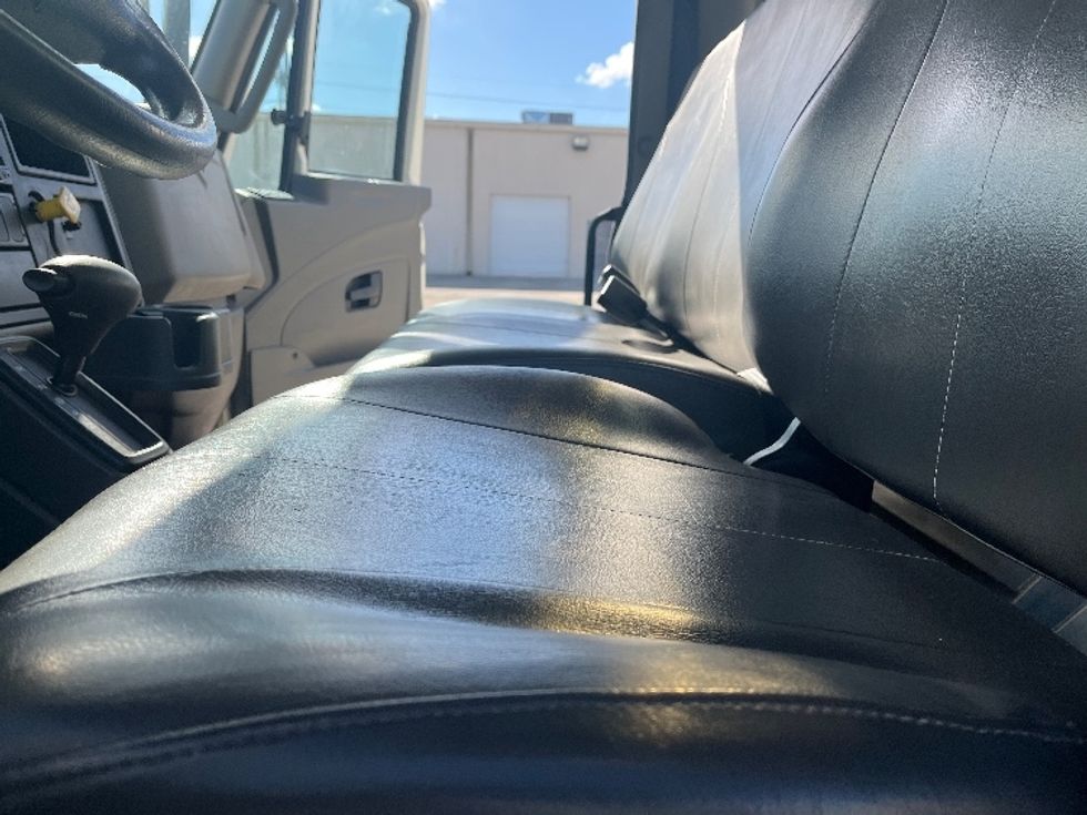 Medium Duty Box Truck-Light and Medium Duty Trucks-International-2019-4300-Tampa-FL-97,791\n\t\tmiles-$ 54,750 - Image 18