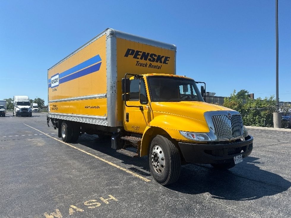 Medium Duty Box Truck-Light and Medium Duty Trucks-International-2019-4300-Toronto-ON-236,273\n\t\tkm-$ 60,000 - Image 1