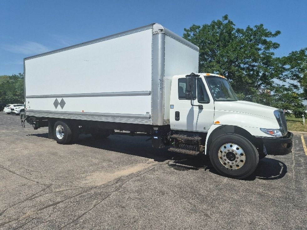 Medium Duty Box Truck-Light and Medium Duty Trucks-International-2019-4300-Toronto-ON-294,284\n\t\tkm-$ 45,750 - Image 1