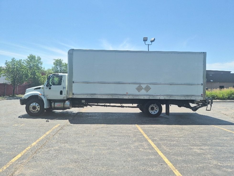 Medium Duty Box Truck-Light and Medium Duty Trucks-International-2019-4300-Toronto-ON-294,284\n\t\tkm-$ 45,750 - Image 4