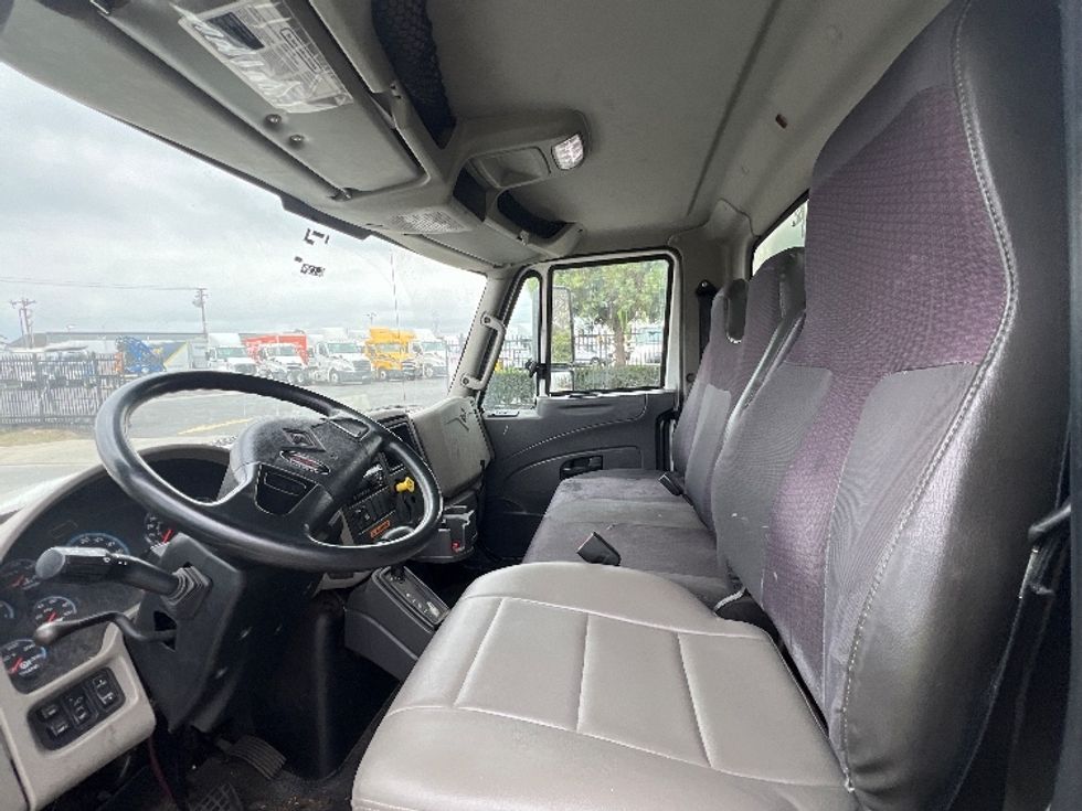 Medium Duty Box Truck-Light and Medium Duty Trucks-International-2019-4300-Torrance-CA-90,200\n\t\tmiles-$ 54,500 - Image 17