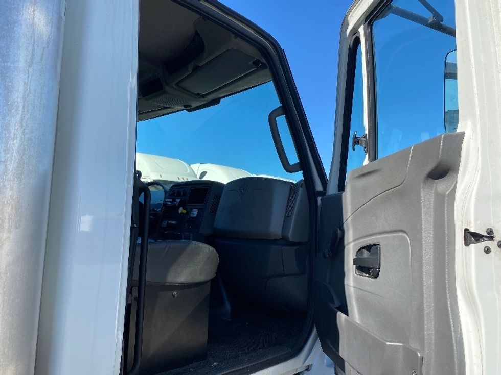 Medium Duty Box Truck-Light and Medium Duty Trucks-International-2019-4300-Torrance-CA-90,494\n\t\tmiles-$ 54,500 - Image 19