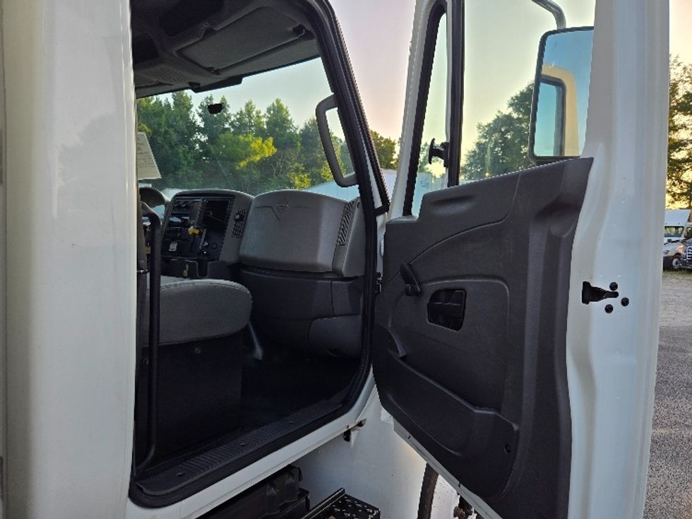Medium Duty Box Truck-Light and Medium Duty Trucks-International-2019-4300-Villa Rica-GA-259,950\n\t\tmiles-$ 37,250 - Image 17