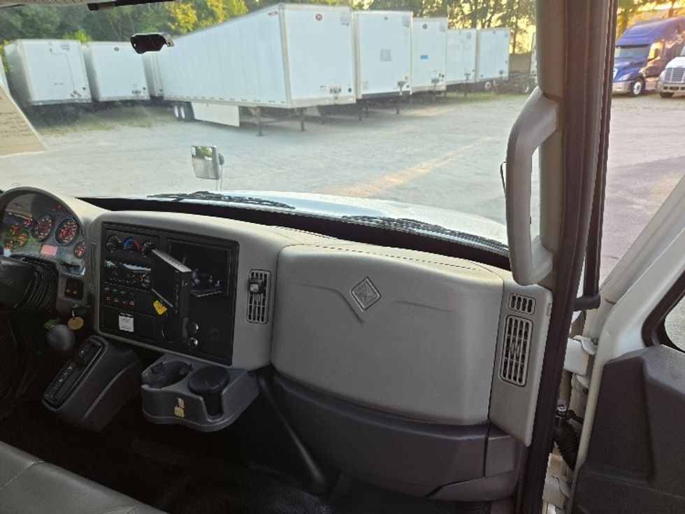 Medium Duty Box Truck-Light and Medium Duty Trucks-International-2019-4300-Villa Rica-GA-259,950\n\t\tmiles-$ 37,250 - Image 18