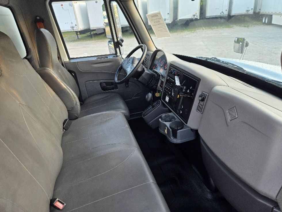 Medium Duty Box Truck-Light and Medium Duty Trucks-International-2019-4300-Villa Rica-GA-259,950\n\t\tmiles-$ 37,250 - Image 19