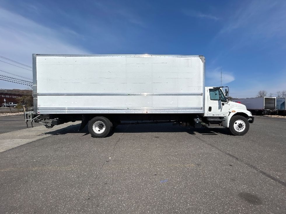 Medium Duty Box Truck-Light and Medium Duty Trucks-International-2019-4300-West Babylon-NY-140,011\n\t\tmiles-$ 43,750 - Image 14