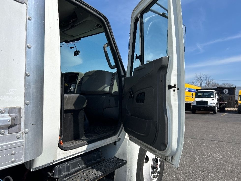 Medium Duty Box Truck-Light and Medium Duty Trucks-International-2019-4300-West Babylon-NY-140,011\n\t\tmiles-$ 43,750 - Image 19