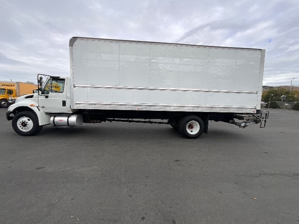 Medium Duty Box Truck-Light and Medium Duty Trucks-International-2019-4300-West Sacramento-CA-132,540\n\t\tmiles-$ 49,750 - Image 4