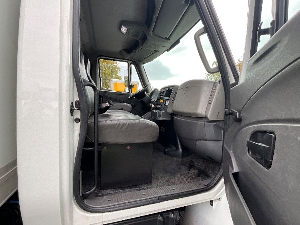 Medium Duty Box Truck-Light and Medium Duty Trucks-International-2019-4300-West Sacramento-CA-132,540\n\t\tmiles-$ 49,750 - Image 17