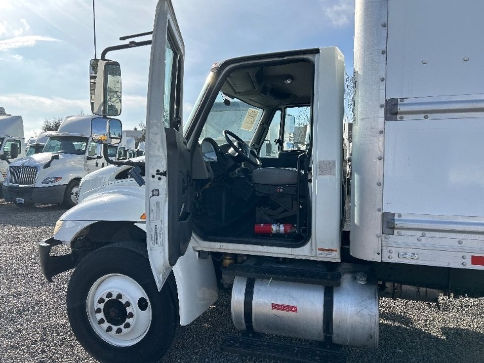 Medium Duty Box Truck-Light and Medium Duty Trucks-International-2019-4300-West Sacramento-CA-136,800\n\t\tmiles-$ 47,500 - Image 20