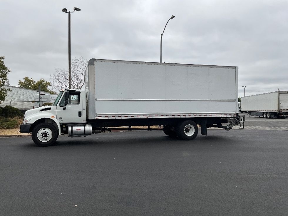 Medium Duty Box Truck-Light and Medium Duty Trucks-International-2019-4300-West Sacramento-CA-136,901\n\t\tmiles-$ 49,250 - Image 4