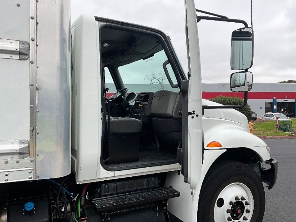Medium Duty Box Truck-Light and Medium Duty Trucks-International-2019-4300-West Sacramento-CA-136,901\n\t\tmiles-$ 49,250 - Image 20