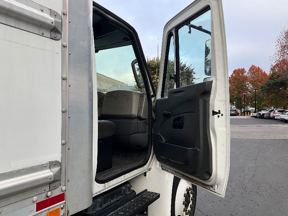 Medium Duty Box Truck-Light and Medium Duty Trucks-International-2019-4300-West Sacramento-CA-138,420\n\t\tmiles-$ 49,250 - Image 19