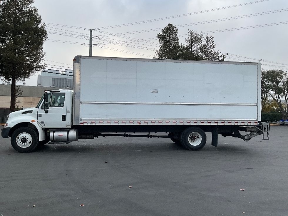 Medium Duty Box Truck-Light and Medium Duty Trucks-International-2019-4300-West Sacramento-CA-138,421\n\t\tmiles-$ 49,250 - Image 4