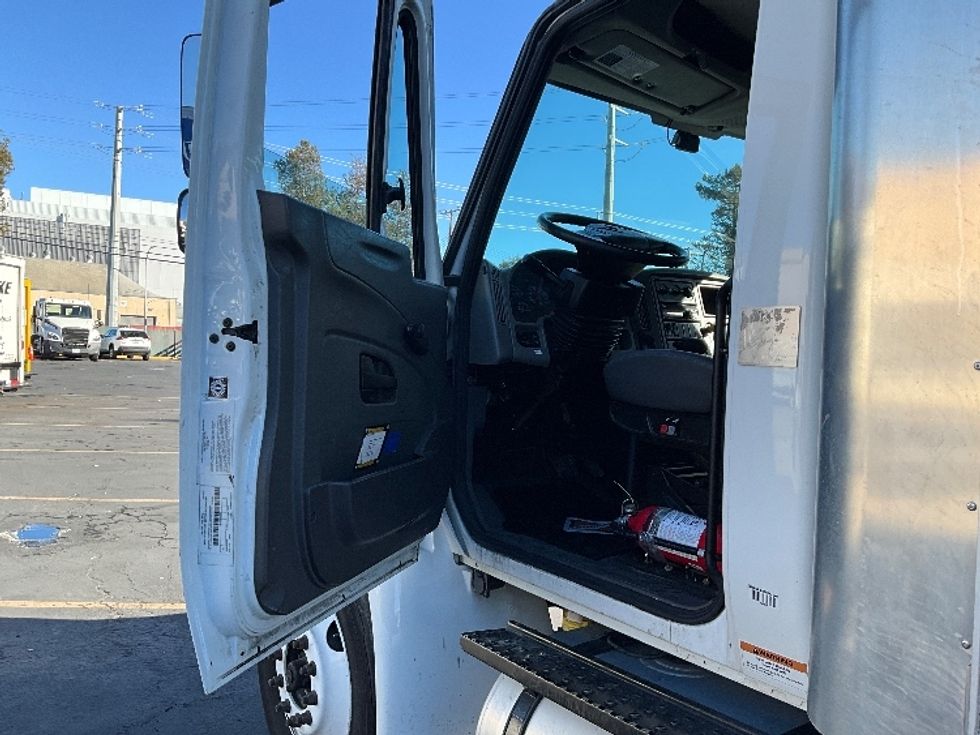 Medium Duty Box Truck-Light and Medium Duty Trucks-International-2019-4300-West Sacramento-CA-138,421\n\t\tmiles-$ 49,250 - Image 16
