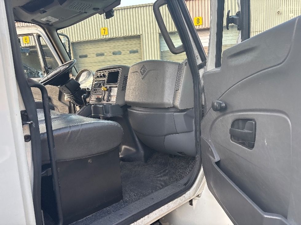 Medium Duty Box Truck-Light and Medium Duty Trucks-International-2019-4300-West Sacramento-CA-138,421\n\t\tmiles-$ 49,250 - Image 20