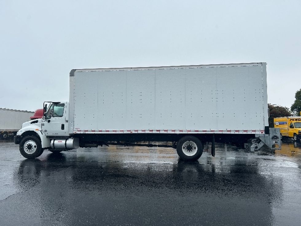 Medium Duty Box Truck-Light and Medium Duty Trucks-International-2019-4300-West Sacramento-CA-138,917\n\t\tmiles-$ 48,750 - Image 4