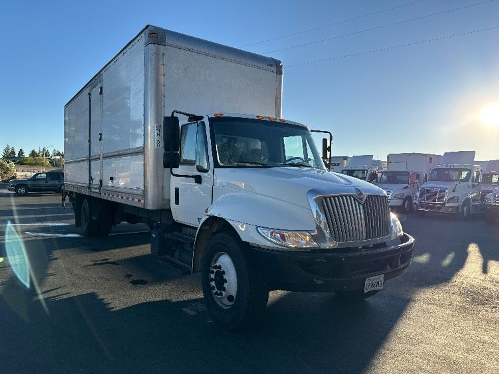 Medium Duty Box Truck-Light and Medium Duty Trucks-International-2019-4300-West Sacramento-CA-151,163\n\t\tmiles-$ 47,250 - Image 1