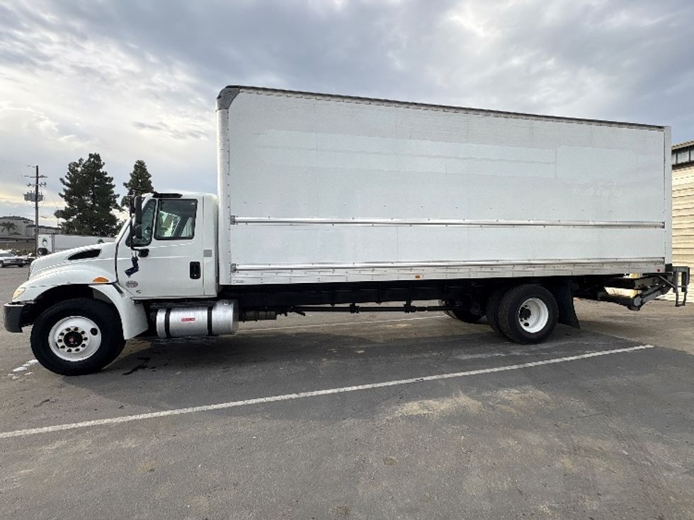 Medium Duty Box Truck-Light and Medium Duty Trucks-International-2019-4300-West Sacramento-CA-152,958\n\t\tmiles-$ 47,000 - Image 4