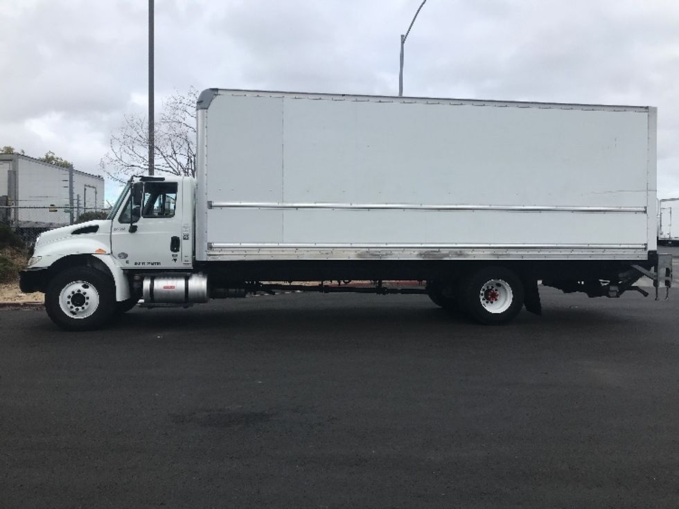 Medium Duty Box Truck-Light and Medium Duty Trucks-International-2019-4300-West Sacramento-CA-153,321\n\t\tmiles-$ 47,000 - Image 4