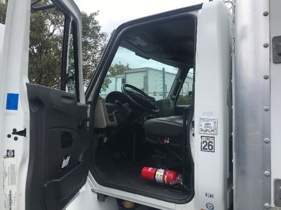 Medium Duty Box Truck-Light and Medium Duty Trucks-International-2019-4300-West Sacramento-CA-153,321\n\t\tmiles-$ 47,000 - Image 17