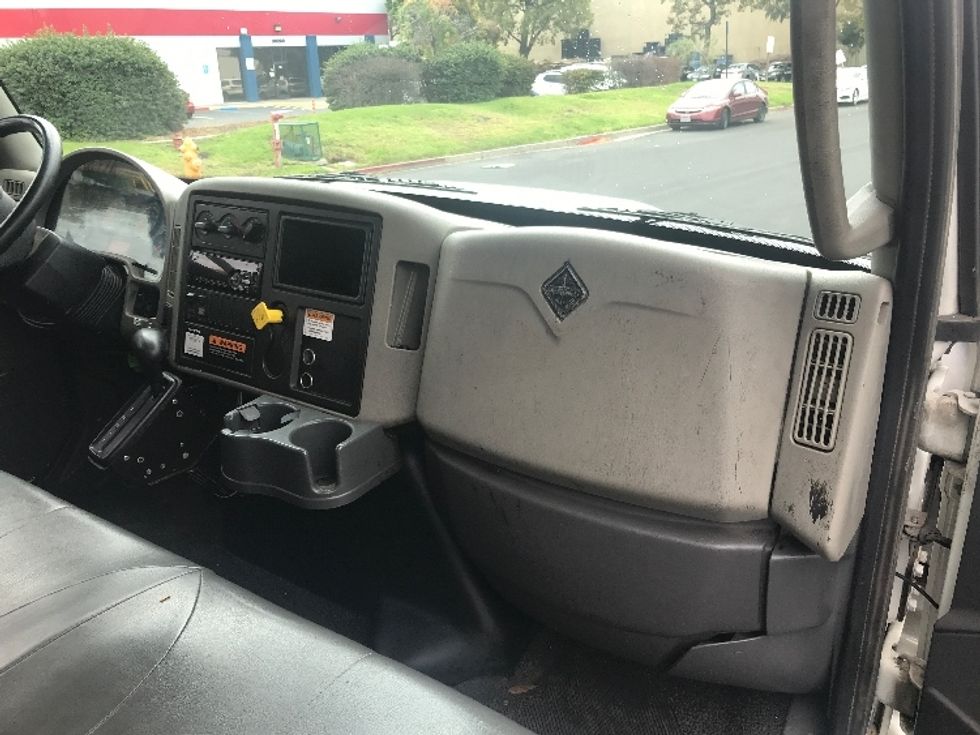 Medium Duty Box Truck-Light and Medium Duty Trucks-International-2019-4300-West Sacramento-CA-153,321\n\t\tmiles-$ 47,000 - Image 21