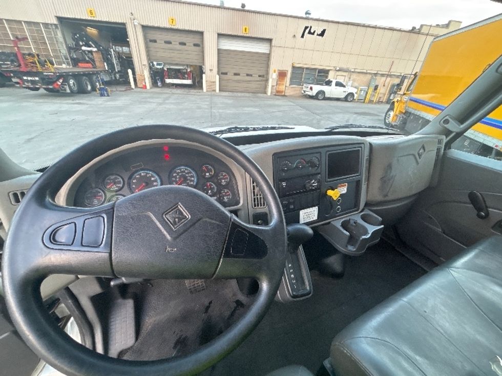 Medium Duty Box Truck-Light and Medium Duty Trucks-International-2019-4300-West Sacramento-CA-160,500\n\t\tmiles-$ 46,000 - Image 18