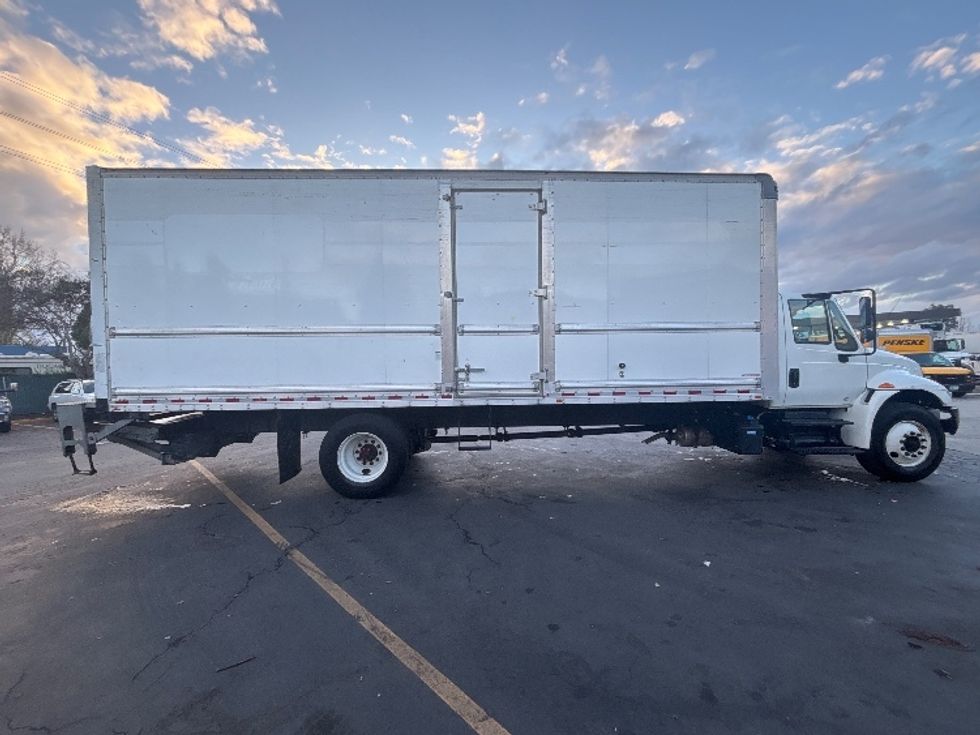 Medium Duty Box Truck-Light and Medium Duty Trucks-International-2019-4300-West Sacramento-CA-160,500\n\t\tmiles-$ 46,000 - Image 15