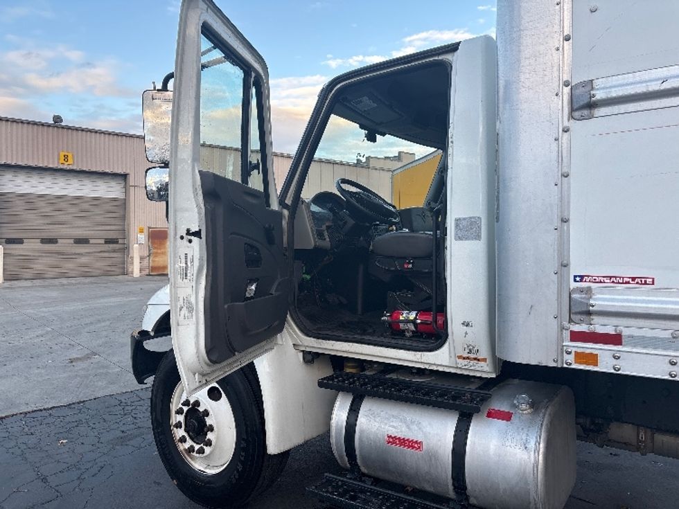 Medium Duty Box Truck-Light and Medium Duty Trucks-International-2019-4300-West Sacramento-CA-160,500\n\t\tmiles-$ 46,000 - Image 16