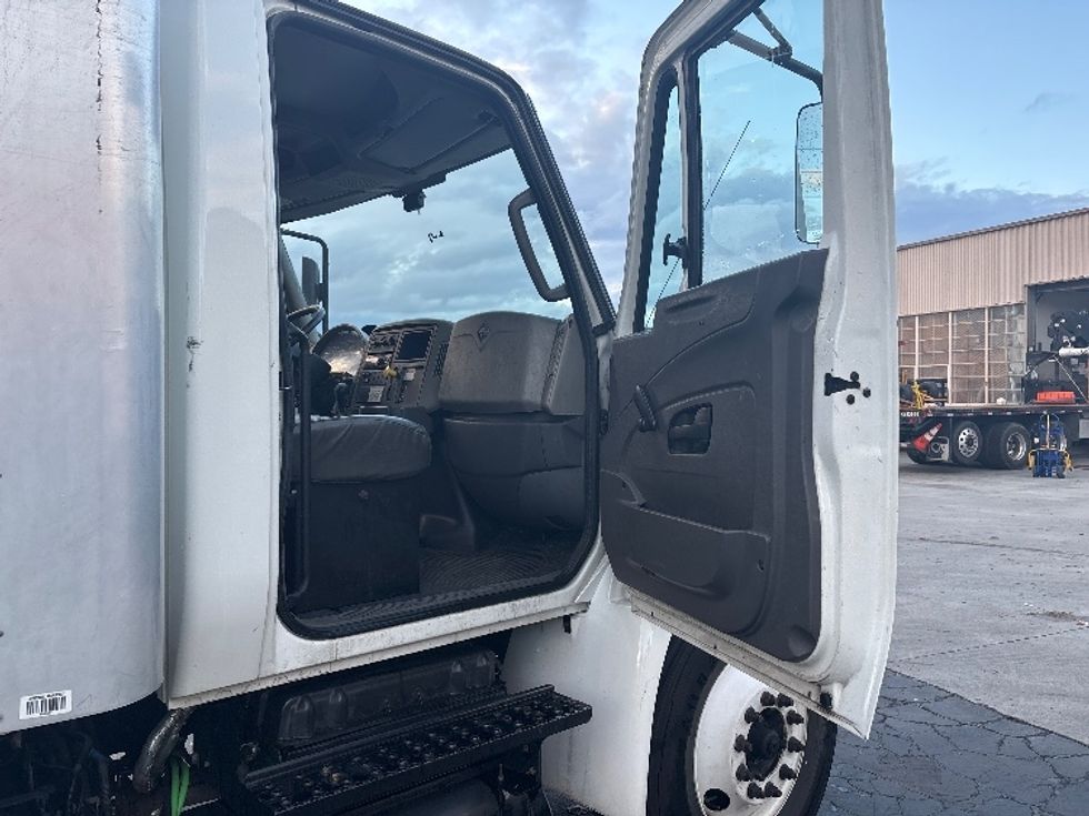 Medium Duty Box Truck-Light and Medium Duty Trucks-International-2019-4300-West Sacramento-CA-160,500\n\t\tmiles-$ 46,000 - Image 19