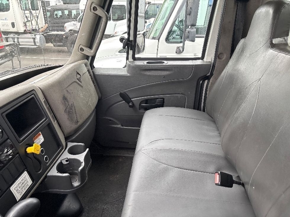 Medium Duty Box Truck-Light and Medium Duty Trucks-International-2019-4300-West Sacramento-CA-160,500\n\t\tmiles-$ 46,000 - Image 23