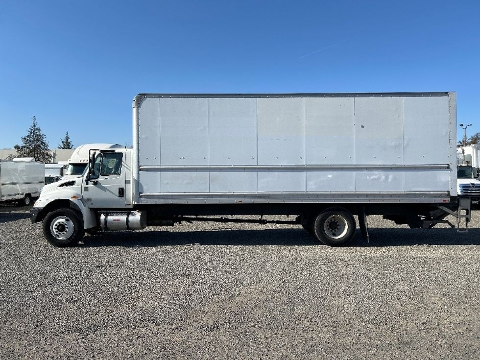 Medium Duty Box Truck-Light and Medium Duty Trucks-International-2019-4300-West Sacramento-CA-164,484\n\t\tmiles-$ 45,250 - Image 4