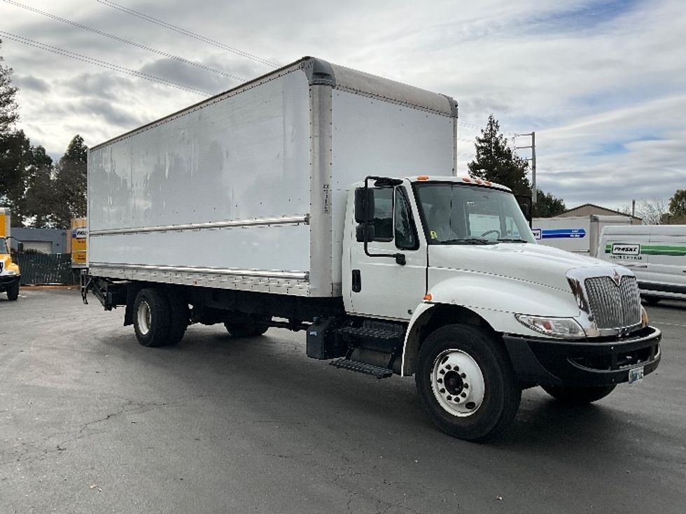 Medium Duty Box Truck-Light and Medium Duty Trucks-International-2019-4300-West Sacramento-CA-165,042\n\t\tmiles-$ 45,250 - Image 1