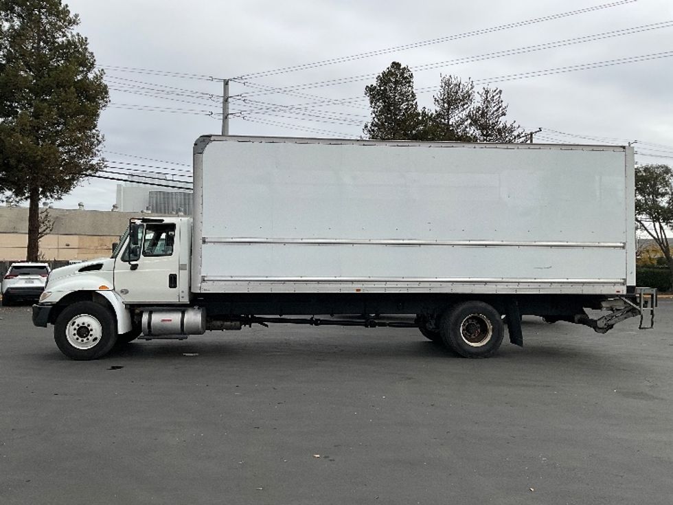 Medium Duty Box Truck-Light and Medium Duty Trucks-International-2019-4300-West Sacramento-CA-165,042\n\t\tmiles-$ 45,250 - Image 4