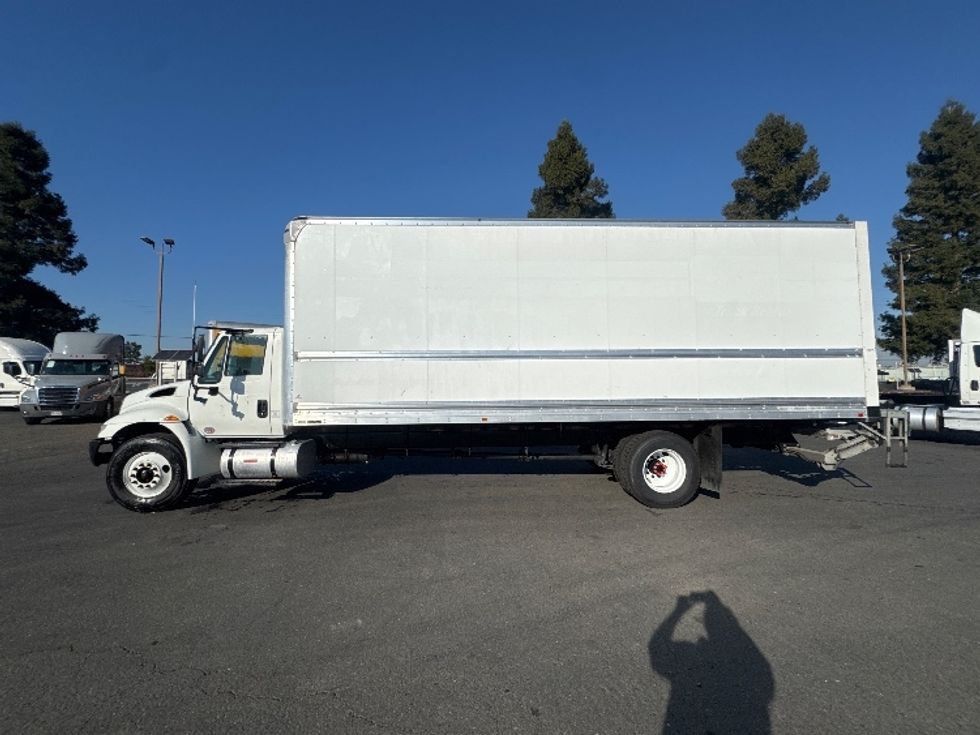 Medium Duty Box Truck-Light and Medium Duty Trucks-International-2019-4300-West Sacramento-CA-174,413\n\t\tmiles-$ 43,750 - Image 4