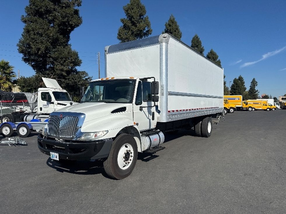 Medium Duty Box Truck-Light and Medium Duty Trucks-International-2019-4300-West Sacramento-CA-192,636\n\t\tmiles-$ 40,750 - Image 3