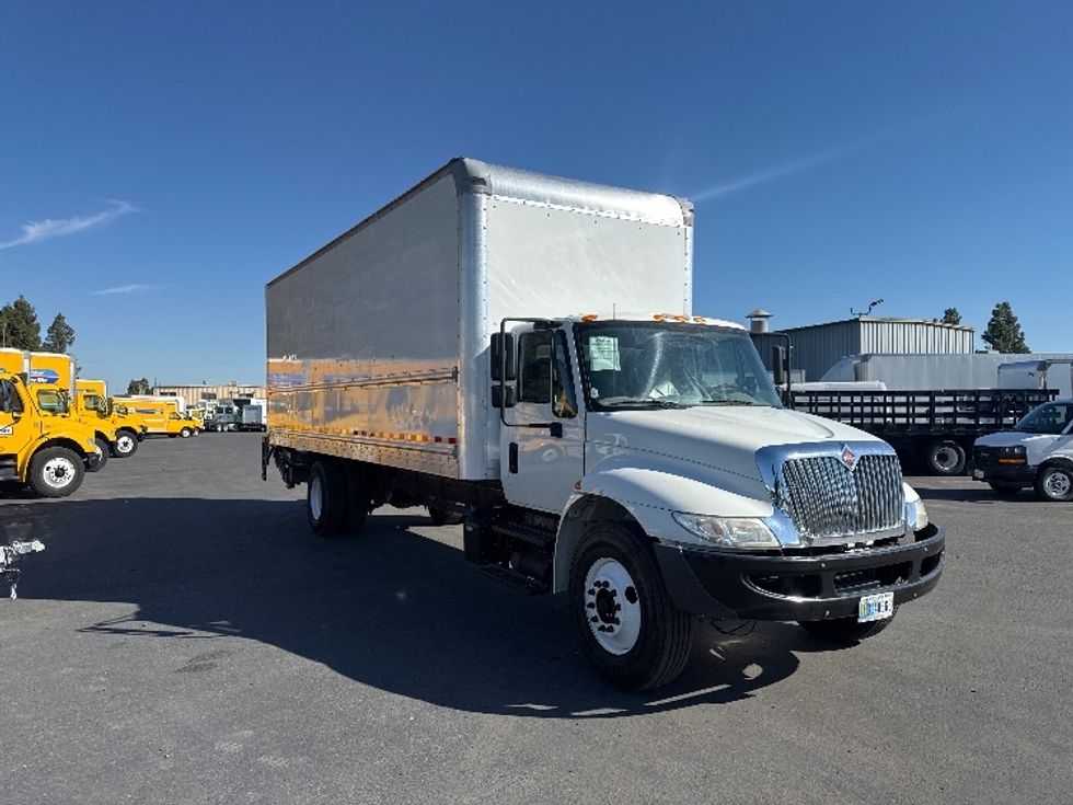 Medium Duty Box Truck-Light and Medium Duty Trucks-International-2019-4300-West Sacramento-CA-192,636\n\t\tmiles-$ 40,750 - Image 1
